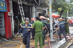 TP HCM: Cửa hàng bán sơn cháy dữ dội khi đang sang chiết, 3 người thương vong
