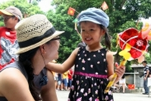 Phụ huynh đua nhau đưa con về làng làm đồ chơi trung thu truyền thống