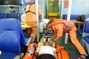 Cứu nạn khẩn cấp ba thuyền viên tàu cá bị ngạt khí gas trên biển