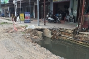 Hình ảnh những hố nước dọc công trường QL18, nơi hai anh em ruột ngã tử vong