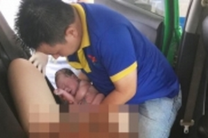 Anh tài xế chưa vợ và người chồng 'run cầm cập' đỡ đẻ cho vợ trên taxi