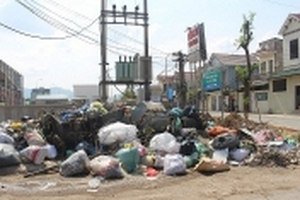 Thị xã Kỳ Anh ngập rác vì chính quyền nợ tiền