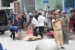 Container ép hai xe máy vào lề đường, một người bị cán tử vong