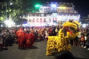 Biển người chen chân trên phố đi bộ hồ Gươm đón không khí Trung thu sớm