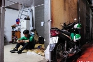 Từ chuyện bị đánh 1 sao vì mũ bảo hiểm ướt, thử nhìn vào những áp lực của Grabbike