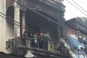 Cảnh sát phá chuồng cọp, cứu 5 người trong đám cháy ở Xuân Mai