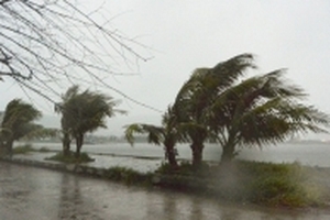 Áp thấp nhiệt đới tiến sát đất liền, cảnh báo mưa lớn gây ngập úng nhiều nơi