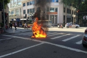 Đang lưu thông trên đường, xe máy bất ngờ bốc cháy