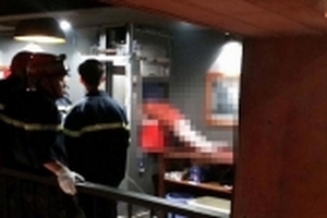 Hà Nội: Mắc kẹt đầu vào thang vận chuyển thức ăn, thanh niên 9x tử vong tại chỗ