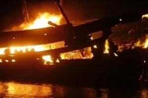 Quảng Ngãi: Hai tàu cá bốc cháy như đuốc trên biển