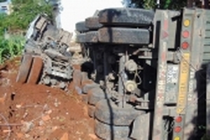 Xe container gãy đôi vì mất lái, lao vào nhà dân