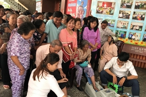 2.000 người cao tuổi được đo độ loãng xương, tư vấn dinh dưỡng