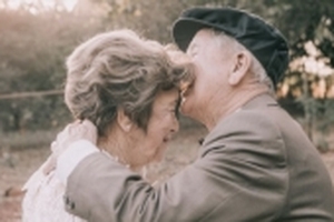 Bộ ảnh cưới tuyệt đẹp của cặp vợ chồng sau 60 năm bên nhau