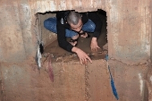 Người dân chui ống cống tìm kiếm bé trai 11 tuổi bị nước cuốn mất tích