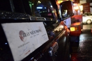 Ông Đoàn Ngọc Hải 'đội mưa' cẩu xe biển xanh 80B đậu trên vỉa hè