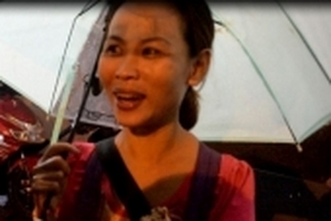 Thấy người phụ nữ bồng con nhỏ bán vé số dưới mưa, ông Đoàn Ngọc Hải mua hết 150 tờ vé số