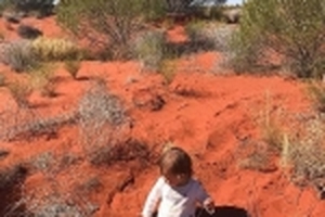 Bé gái 1 tuổi vượt sa mạc gần 2000km cùng cha mẹ