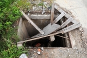 Nắp hố ga hỏng - 'bẫy' chết người dày đặc trên đường 'tơ lụa' ở Bình Dương