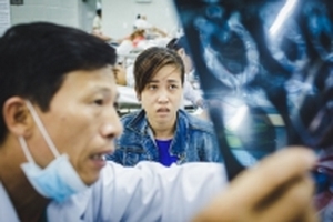 Đêm trắng ở phòng cấp cứu tai nạn giao thông Sài Gòn