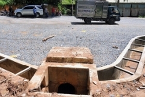 Vụ bé trai lọt cống mất tích: Mương không rào, hố ga không nắp đậy