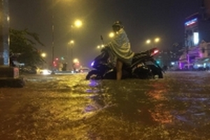 Mưa lớn ngập khắp phố tối cuối tuần, người Sài Gòn bì bõm lội nước về nhà