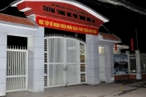 Công an điều tra nguyên nhân học sinh lớp 10 rơi từ tầng 5 xuống sân trường