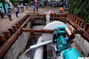 TP.HCM thuê siêu máy bơm chống ngập đường Nguyễn Hữu Cảnh