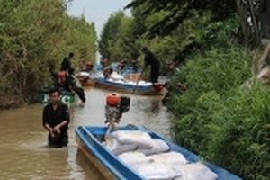 Hàng lậu tràn vào theo mùa lũ