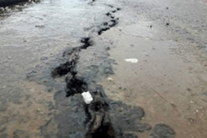 Cầu vượt dự án 1.310 tỉ đồng chưa khánh thành đã nứt do... thời tiết