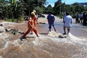 Vỡ bờ kênh, hàng chục hộ dân tháo chạy