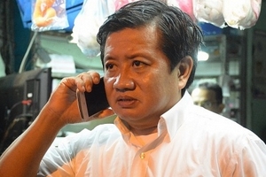 Dầm mưa xử lý vỉa hè, ông Đoàn Ngọc Hải phạt quán cà phê Highlands đến lần thứ 4