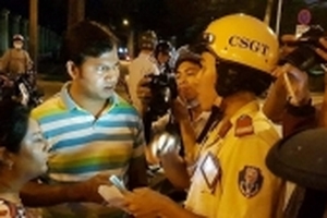 Ông Đoàn Ngọc Hải xin lỗi 2 du khách nước ngoài bị cướp túi xách ở quận 1