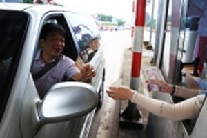 Nhiều xe chở công nhân dừng giữa trạm phản đối BOT Biên Hoà