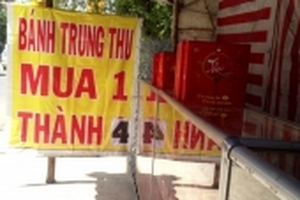 Bánh Trung thu xả hàng tràn vỉa hè 'mua 1 thành 4'