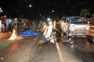 Xe máy nát bét sau cú đâm trực diện ô tô 16 chỗ, nam thanh niên 'bay' vào lề đường