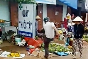 Trưởng Công an xã ‘tung cước’ dẹp vỉa hè: 'Nhiều người còn nói tôi nên làm hơn thế!'