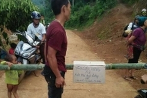 3 bản bàn nhau sửa đường bị sạt lở, 2 bản không trả tiền, bản còn lại lập 'trạm BOT' thu phí