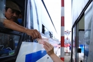 Tài xế trả tiền lẻ qua trạm BOT Biên Hoà bị đe doạ thu hồi logo, phù hiệu?