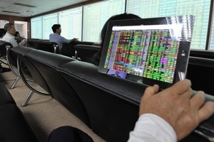 Cổ phiếu ngân hàng kéo thị trường hồi phục, VN-Index kiểm định lại mốc 800