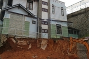 Sạt lở bờ kè khi đang thi công, hai người thương vong