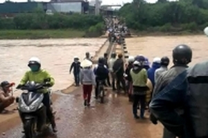 Cha bất lực nhìn con 8 tuổi bị dòng nước lũ cuốn trôi