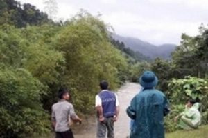 Đang trên đường mang gà về cho vợ, người đàn ông tàn tật bị nước lũ cuốn trôi