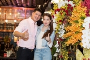 Trương Ngọc Ánh 'đội mưa' đến chúc mừng vợ chồng Bình Minh