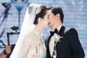 Hoa hậu Đặng Thu Thảo được ông xã hôn say đắm trong lễ cưới cổ tích