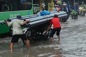 Trưởng công an xã đá văng thau cá và tàu đường sắt trên cao 'dàn trận' chờ ngày lăn bánh