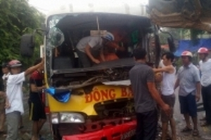 Người dân phá cửa cứu tài xế xe buýt mắc kẹt trong cabin biến dạng