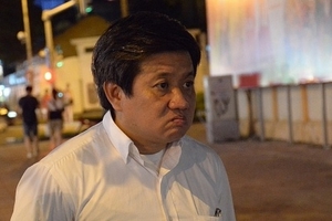 Nói trong xe có 'tiền tỷ', tài xế nằm vật ra đường 'ăn vạ' khi ông Đoàn Ngọc Hải cẩu ô tô vi phạm