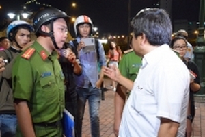 Hàng rong bỏ chạy tán loạn, phản ứng dữ dội khi thấy ông Đoàn Ngọc Hải