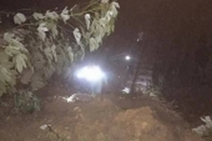 Khối đất cao 12 mét, rộng 45 mét sạt lở lấp vài toa tàu, tàu suốt Hà Nội – Lào Cai dừng chạy