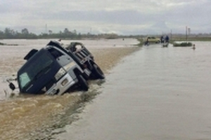 Hà Tĩnh: Lũ cuốn trôi xe tải trên QL15B, chính quyền vẫn chưa cảnh báo